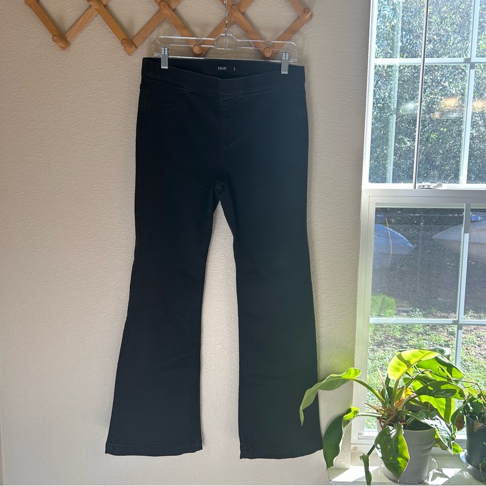 Cello Mid Rise Super Flare Black Jeans Size Large Pull On Elastic Waist BIN4